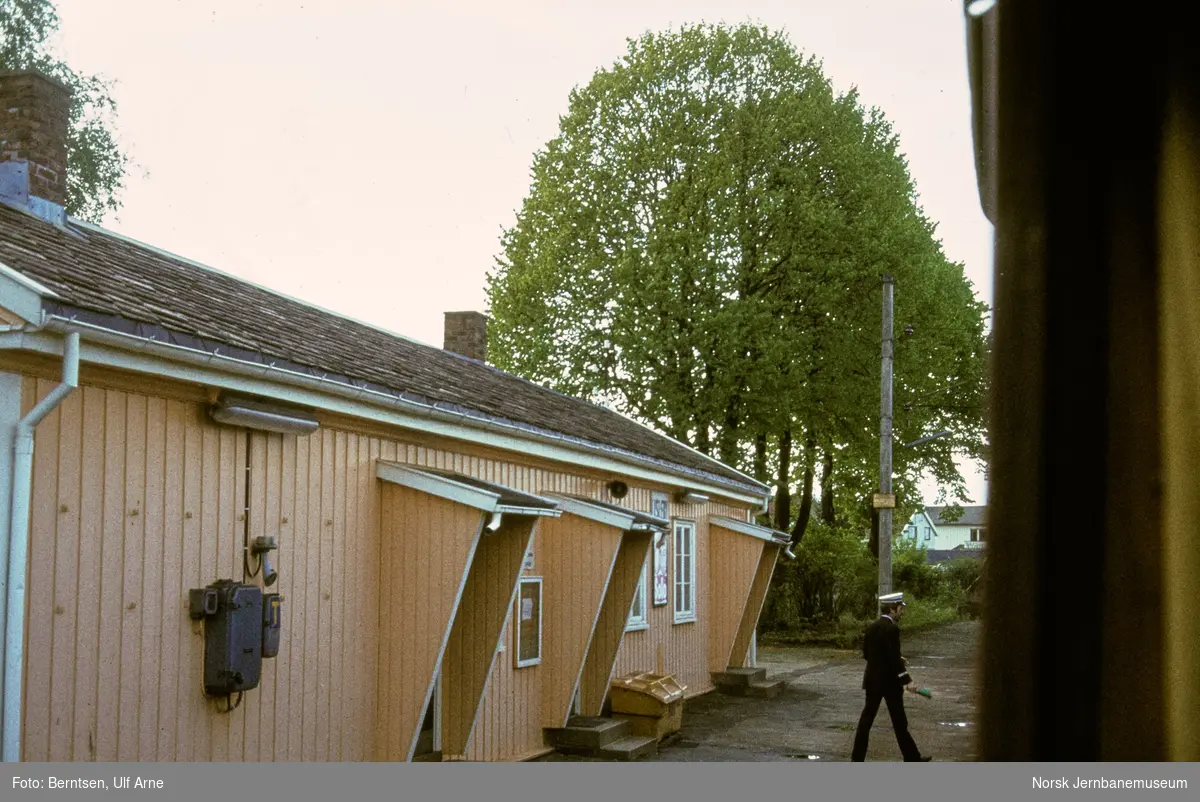 Lisleby stasjon på Østfoldbanen, sett fra toget