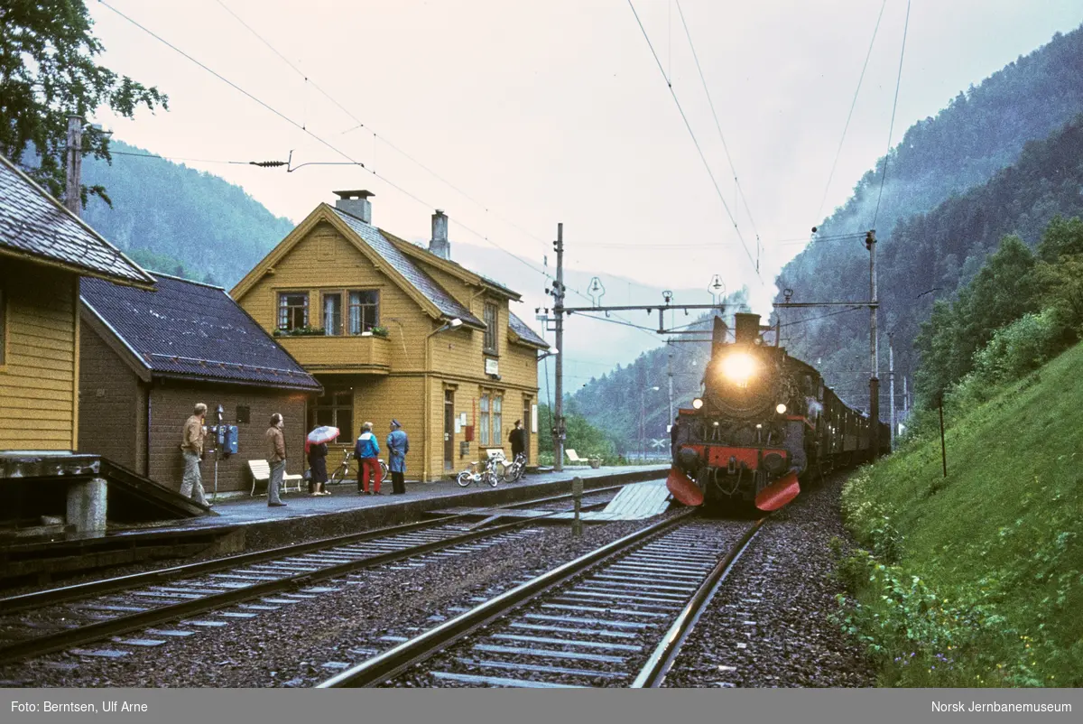 Damplokomotiv 26c 411 med veterantog på Evanger stasjon på Bergensbanen