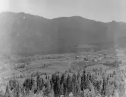 Hallingdal, oversikt over en del av bygda med Børtnesødegård