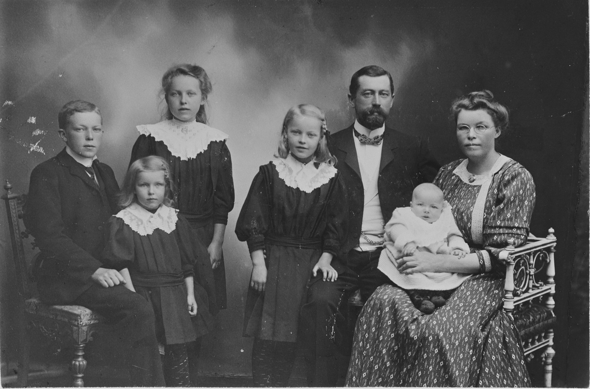 Familieportrett Johan Ovestad og Åse Skatvedt m/ familie, tatt i 1911.
Barna Peter, Karen, Magna, Birgit, Knut. 