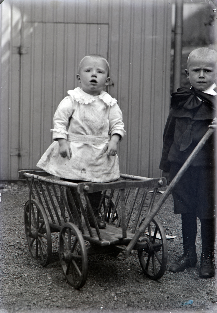 Østfold, Moss, familien Øiestad, politioverbetjent Torkild Øiestad (1872-1961) Hermine Andrea Louise Anderssen (1869-1957) barn: Jens Øiestad (1902-) og Gjerulf Olaf Engebret Øiestad (1906-), bodde i Herfordsgate 8 i 1930,