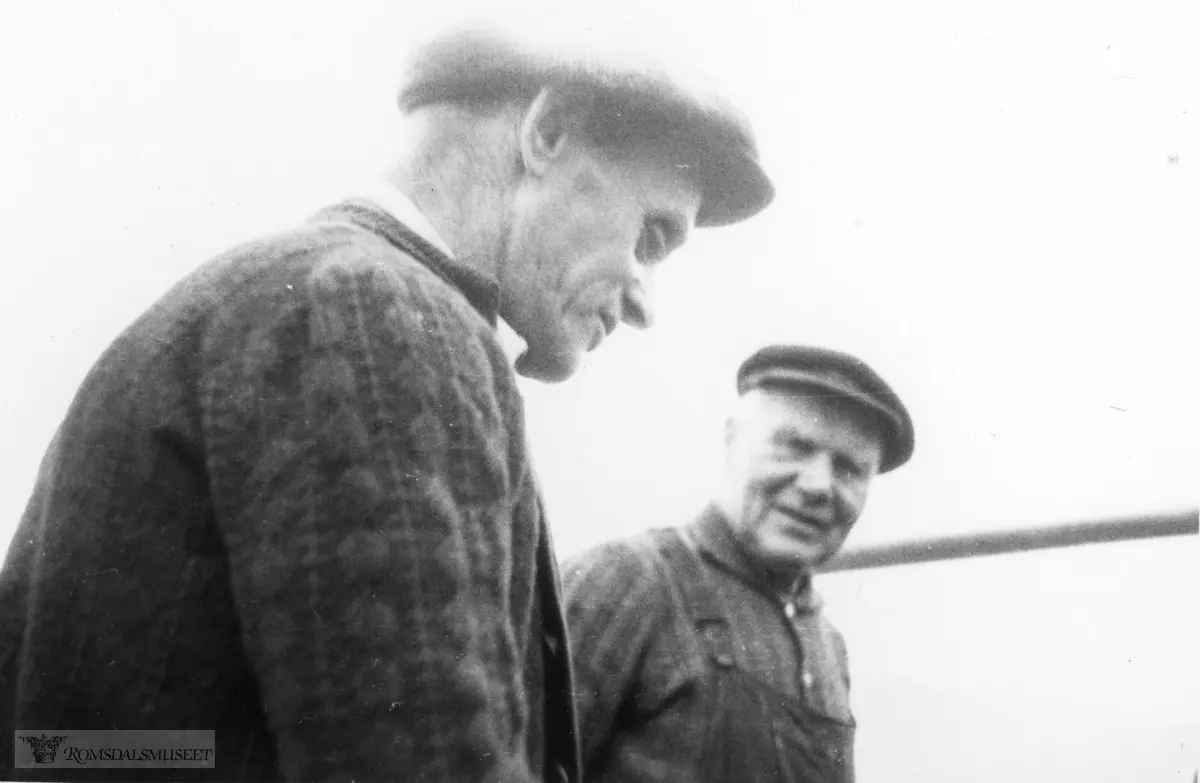 Mathias Andersen f.09.12.1899 d.19.02.1986 og hans far Anders Kristoffersen f.12.07.1874 d.02.04.1954..Bodde i hus 2/9 Nordgaard ("Maligarden"), Søre Bjørnsund