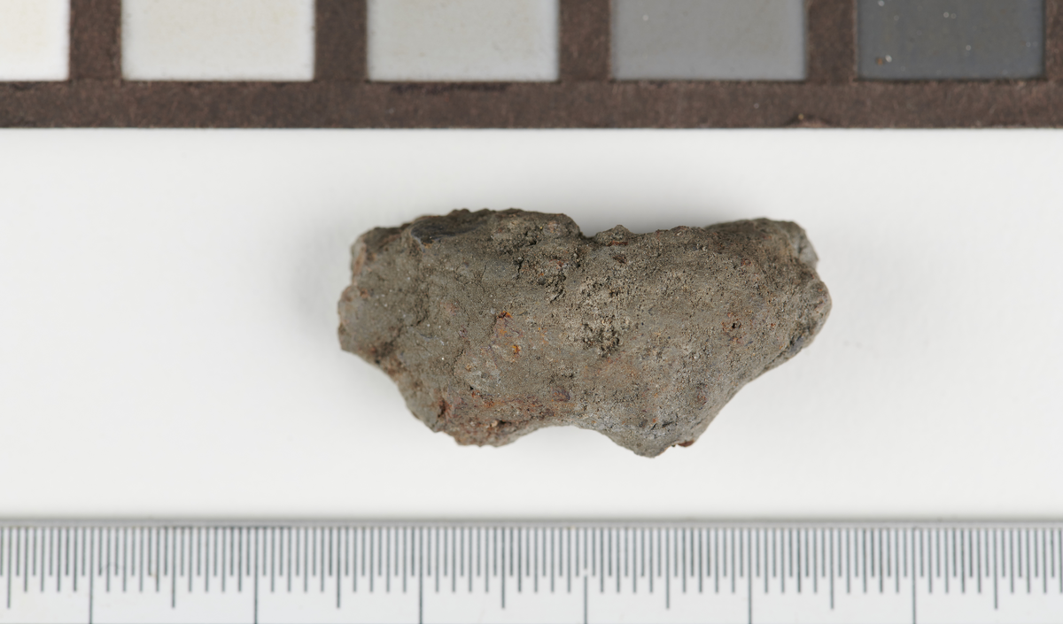 Bit av slagg. Vekt: 3,5 gram.