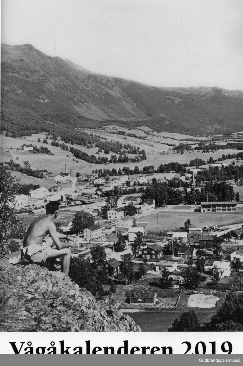 Her sit ein ung Kjell Andersen ein varm sommardag på toppen av Jutulporten og skuar utover den vakre heimbygda si. Biletet er teke med sjølvutløysar i 1957. Du ser det gamle kommunehuset til høgre på biletet. Det vart ein del prat omkring arkitekturen på dette bygget da det stod ferdig.
Foto: Kjell Andersen

Vågåkalenderen 2019, utgjevar: Vågå Kameraklubb