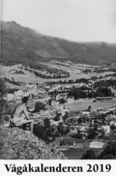 Her sit ein ung Kjell Andersen ein varm sommardag på toppen 