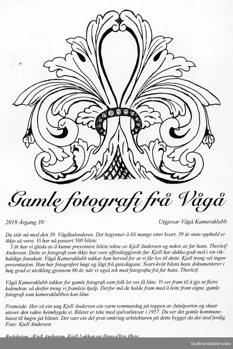 Her sit ein ung Kjell Andersen ein varm sommardag på toppen av Jutulporten og skuar utover den vakre heimbygda si. Biletet er teke med sjølvutløysar i 1957. Du ser det gamle kommunehuset til høgre på biletet. Det vart ein del prat omkring arkitekturen på dette bygget da det stod ferdig.
Foto: Kjell Andersen

Vågåkalenderen 2019, utgjevar: Vågå Kameraklubb