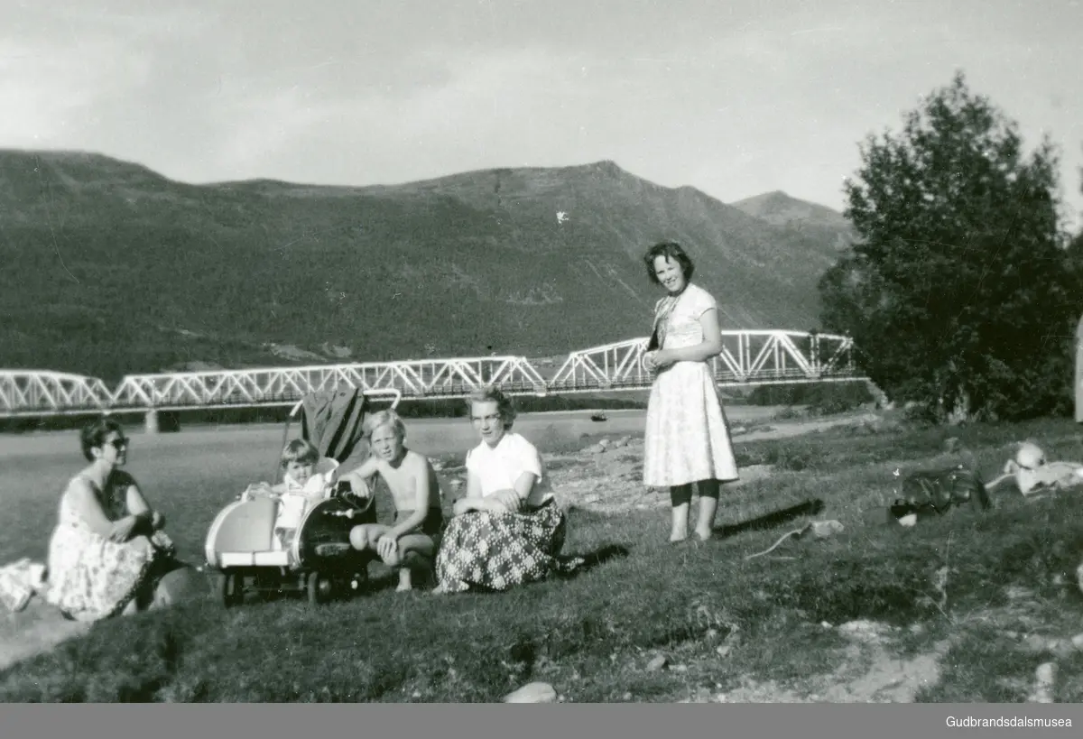 Gamle  Sundbru. ca 1959.
Kari Haugen Galstad. Solveig Longseth Norby i vogn. Vigdis Hove. Rønnaug Haugen Longseth. Ragnhild Galstad Aas. 
Første eier. Anne Paulsdatter Sundhagen Hove.  
Eier. Vigdis Hove