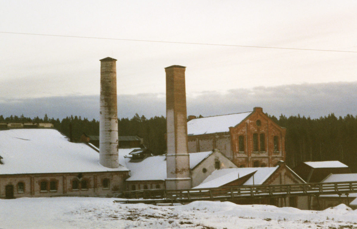 Vinter ved den nedlagte papirfabrikken på Klevfos, Ådalsbruk i Løten, Hedmark.