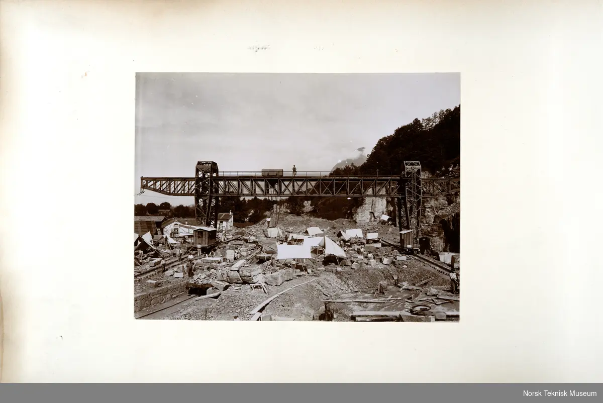 Fotoalbum med fotografier fra maskiner og anlegg knyttet til Companie de l'Industrie Electrique Geneve