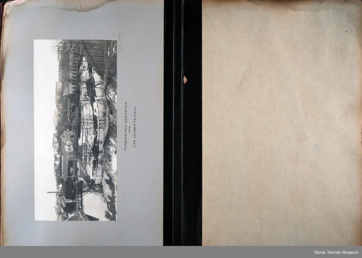Fotoalbum med fotografier av rørganger, turbiner, skovler mm produsert ved Myrens verksted. 
