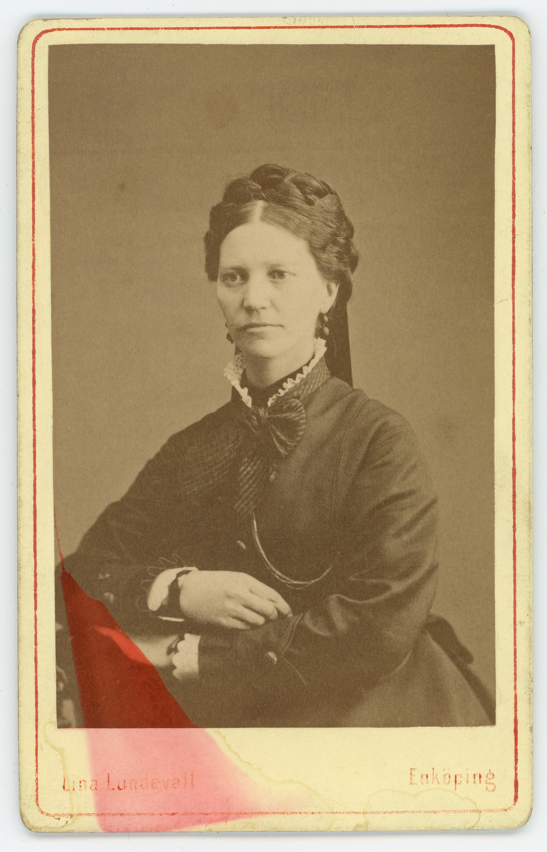 Svartvit porträtt av okänd dam.