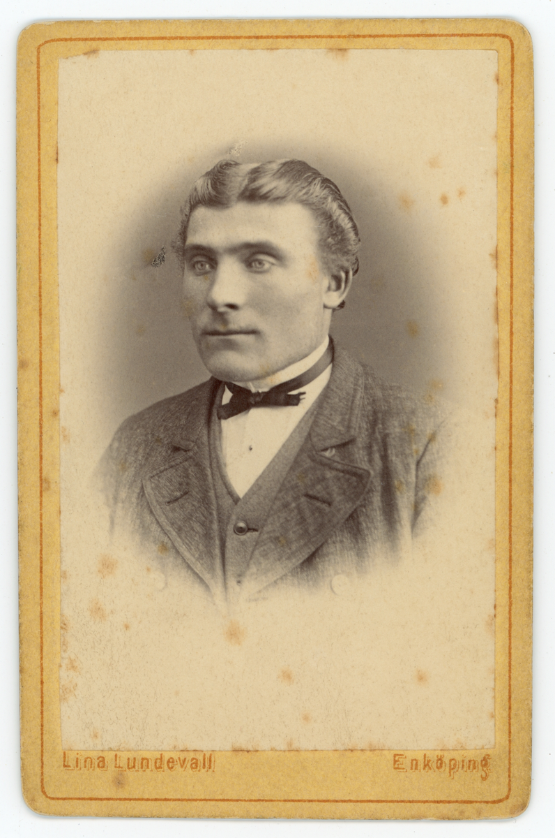 Svartvit porträtt av okänd man. På baksidan står "Altild Bror till Anna- Lotta".