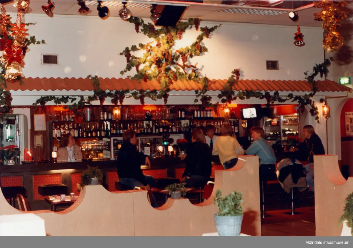 Gäster sitter i baren på Moulin Rouge, restaurang och diskotek med adress Kvarnbygatan 1 i Mölndal, år 1988.