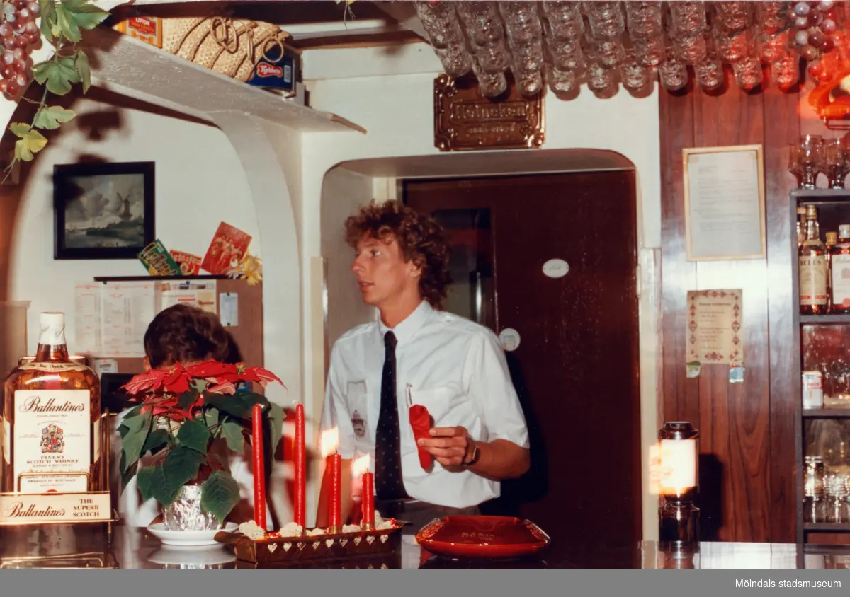 Robert Säll i baren på Moulin Rouge, restaurang och diskotek med adress Kvarnbygatan 1 i Mölndal, år 1988.