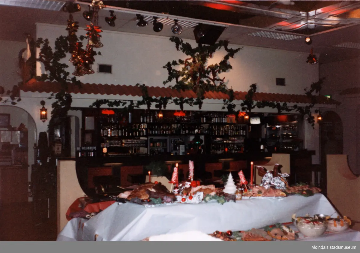 Julbord på Moulin Rouge, restaurang och diskotek med adress Kvarnbygatan 1 i Mölndal, år 1988.