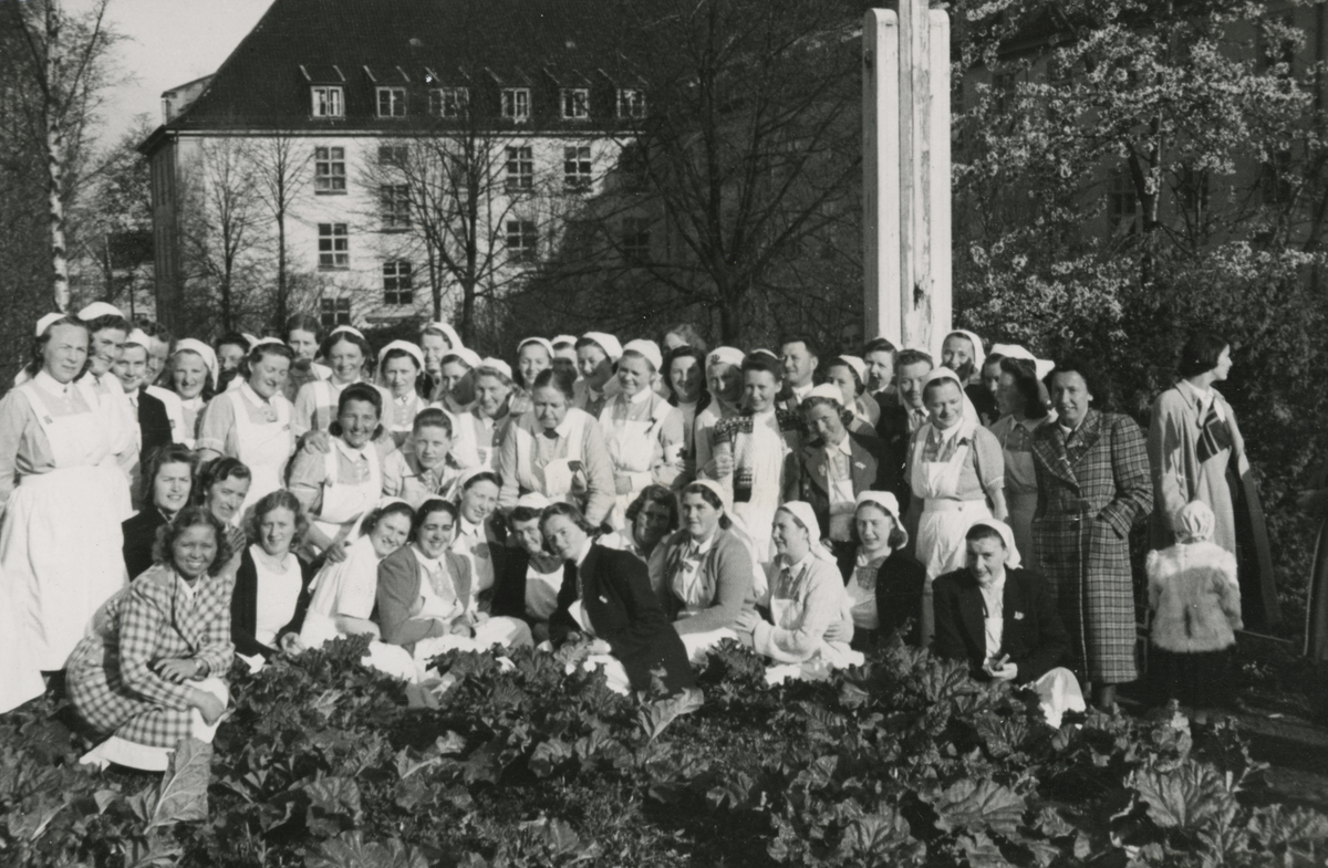 Grupperportrett av studenter ved jordmorskolen i anledning 17. mai feiring i Bergen.