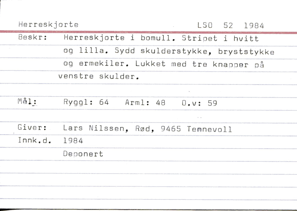 Skjorte. Bomull. Langsgående striper. Kneppes på ene skulder. 3 knapphull. Forsterket midt på brystet. Tverrsatt tøystykke. Lange ermer med mansjetter. Knapphull. En knapp, stengods. Splitt i sidene.