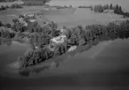 Flygfoto över Söderbärkegården, Söderbärke, Smedjebacken 1958.