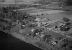 Flygfoto över Utankyrka med sjukstugan, Nås, Vansbro 1960.