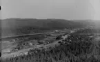 Flygfoto över Tandsjöborg. Kopian fel nummererad med nummer Y 70 i stället Y 71. Tandsjöborg ligger geografiskt inom landskapet Dalarna och är en del av Orsa finnmark men ligger i Gävleborgs län.