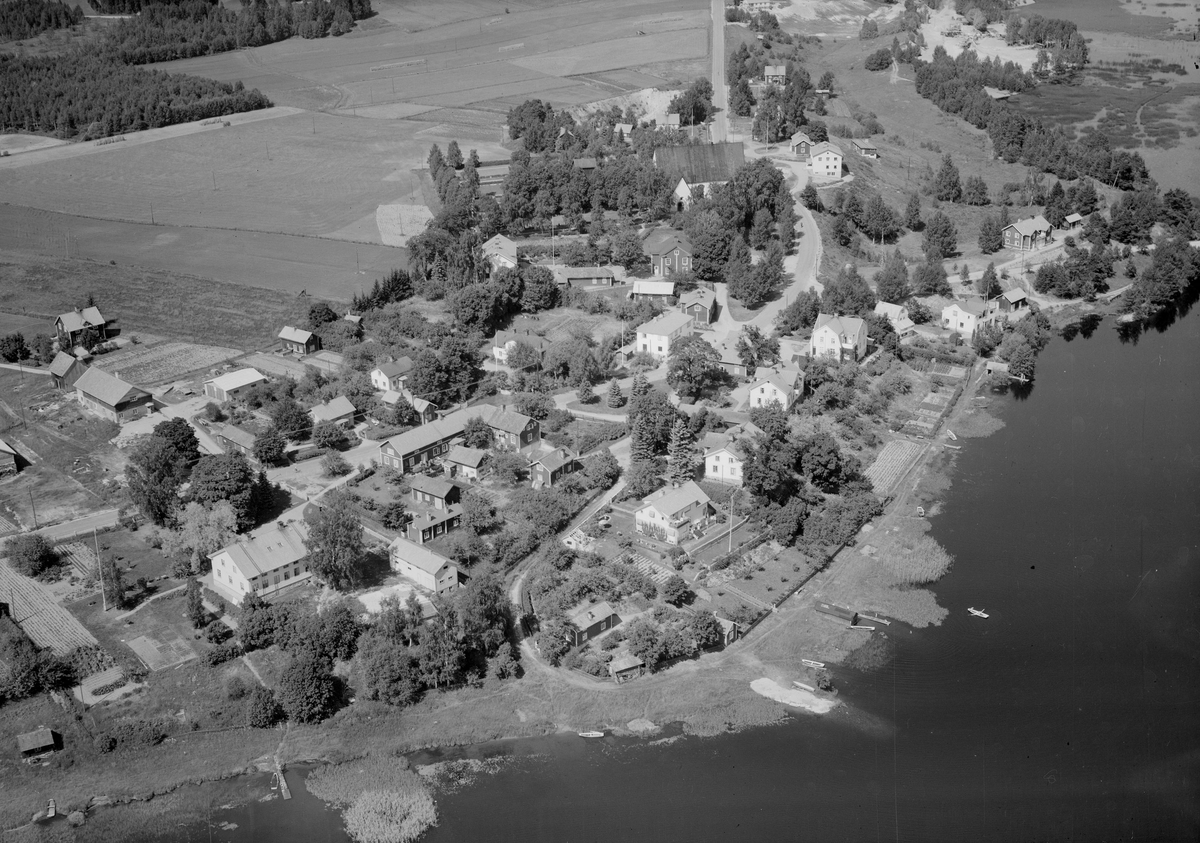 Flygfoto över Vika kyrkby, Dalarna.