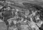 Flygfoto över Vika kyrkby, Dalarna. Vika kyrka år 1953. Läs mer om Vika kyrka i boken: Dalarnas kyrkor i ord och bild.