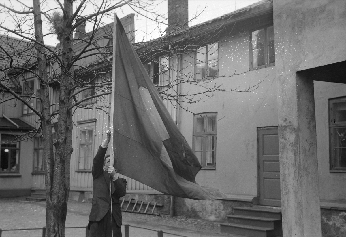 Bondeflagget i bakgården hos Fotograf Schrøder for Bygdeungdommen