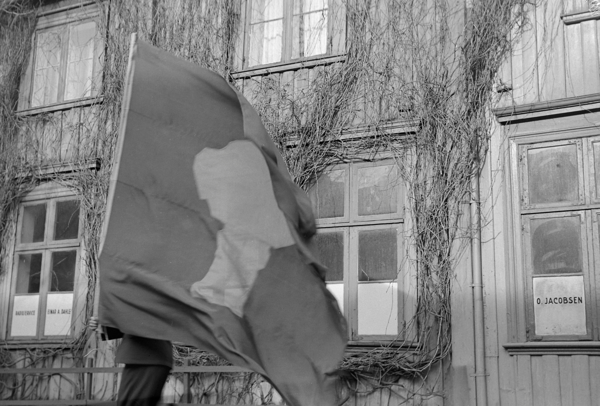 Bondeflagget i bakgården hos Fotograf Schrøder for Bygdeungdommen