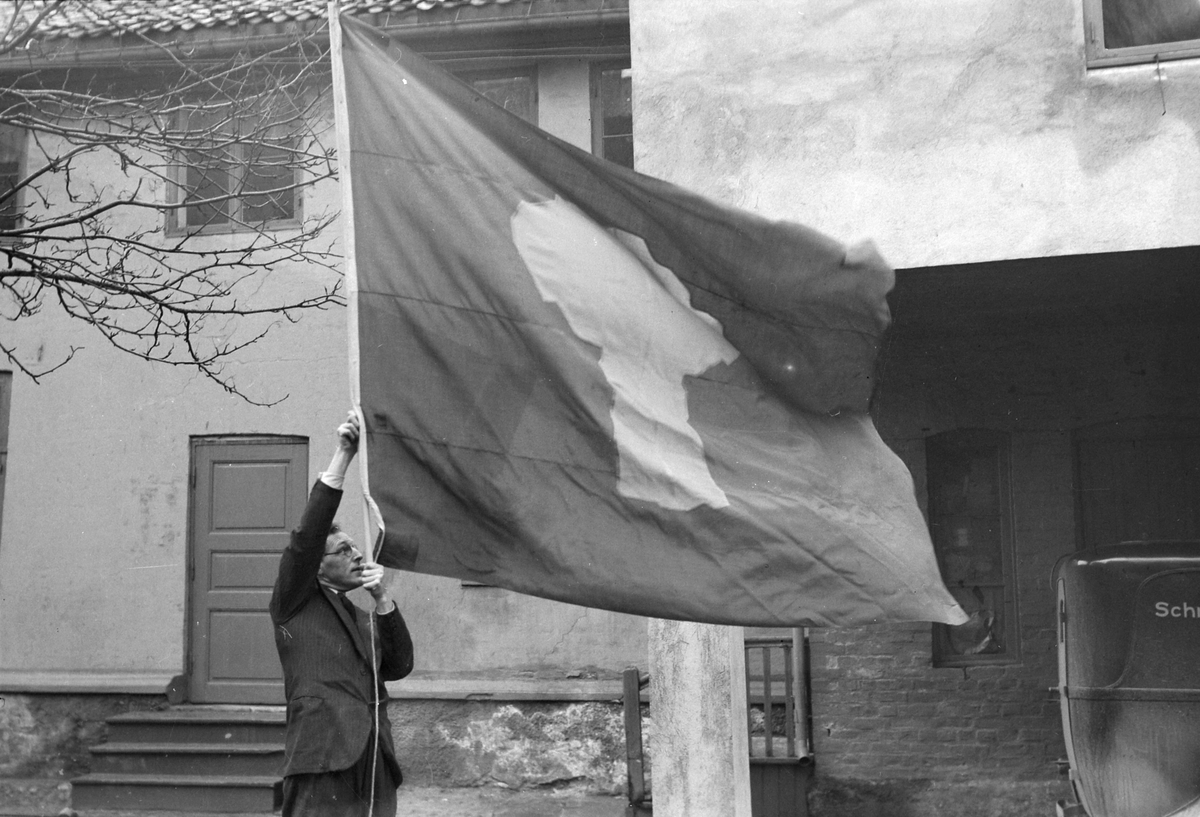 Bondeflagget i bakgården hos Fotograf Schrøder for Bygdeungdommen