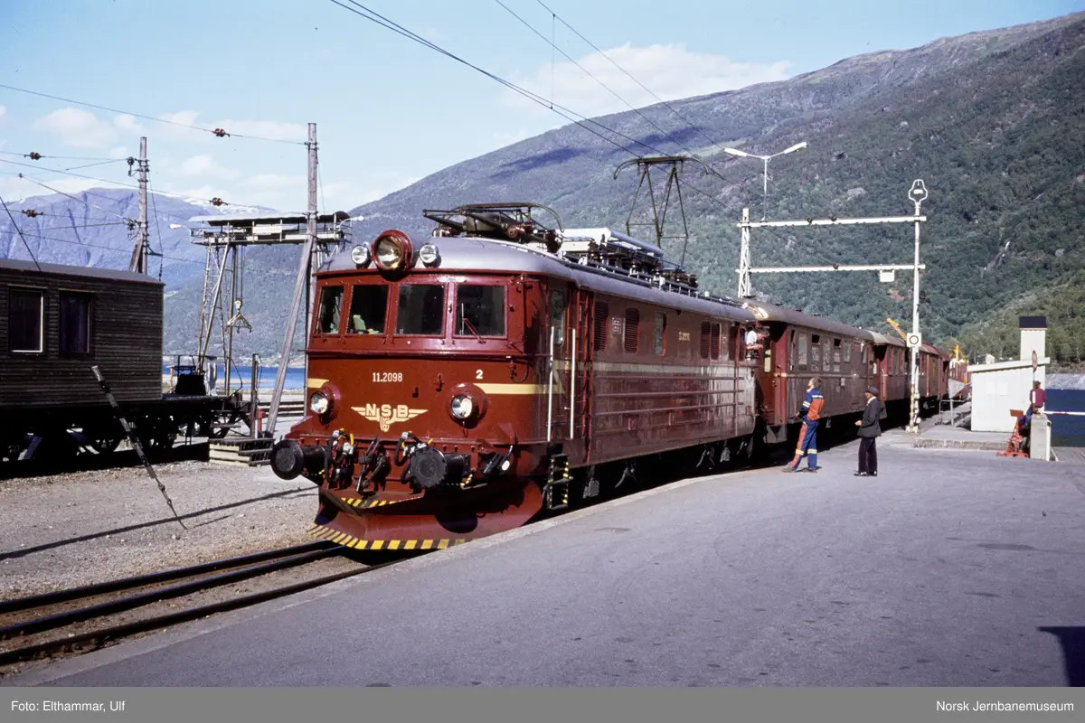 Elektrisk lokomotiv El 11 2098 med blandet tog til Myrdal på Flåm stasjon