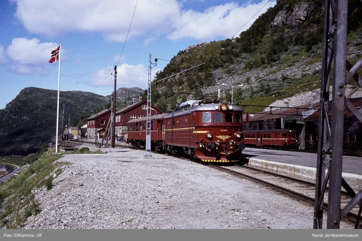 Elektrisk lokomotiv El 11 2098 med persontog fra Flåm på Myrdal stasjon