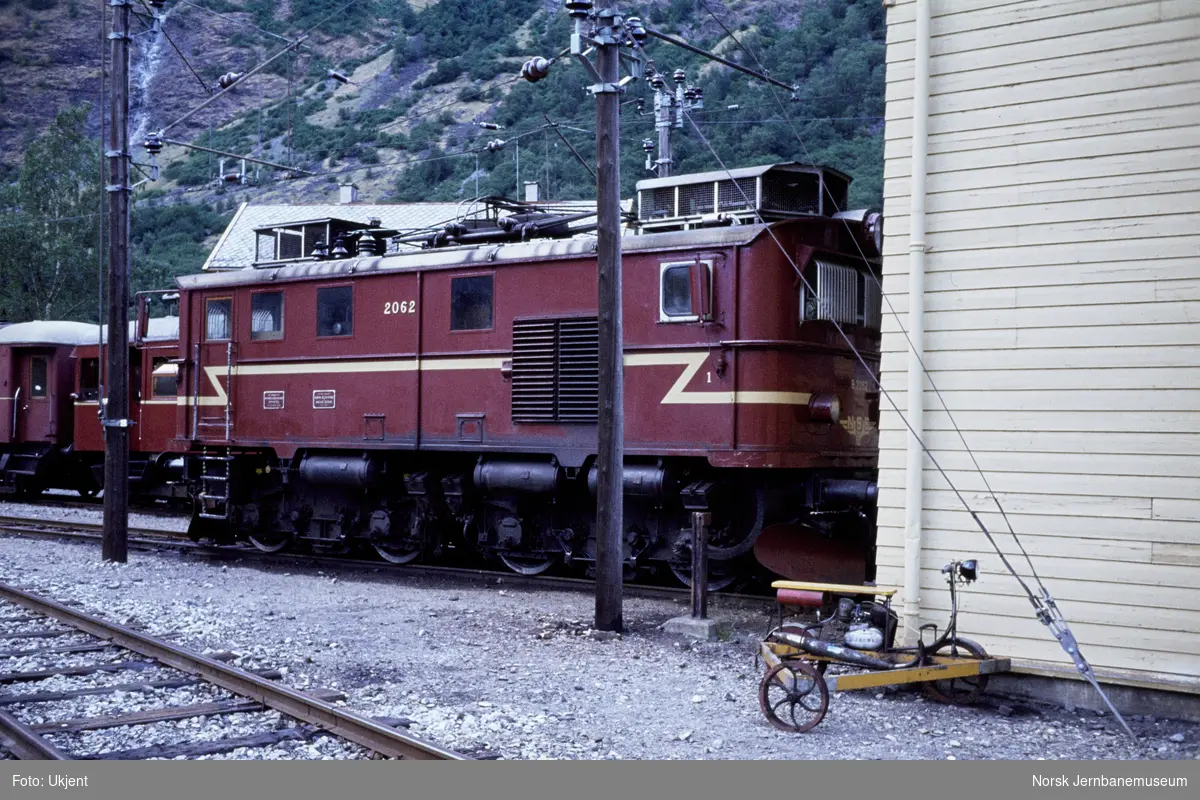 Elektrisk lokomotiv El 9 2062 utenfor lokomotivstallen på Flåm stasjon