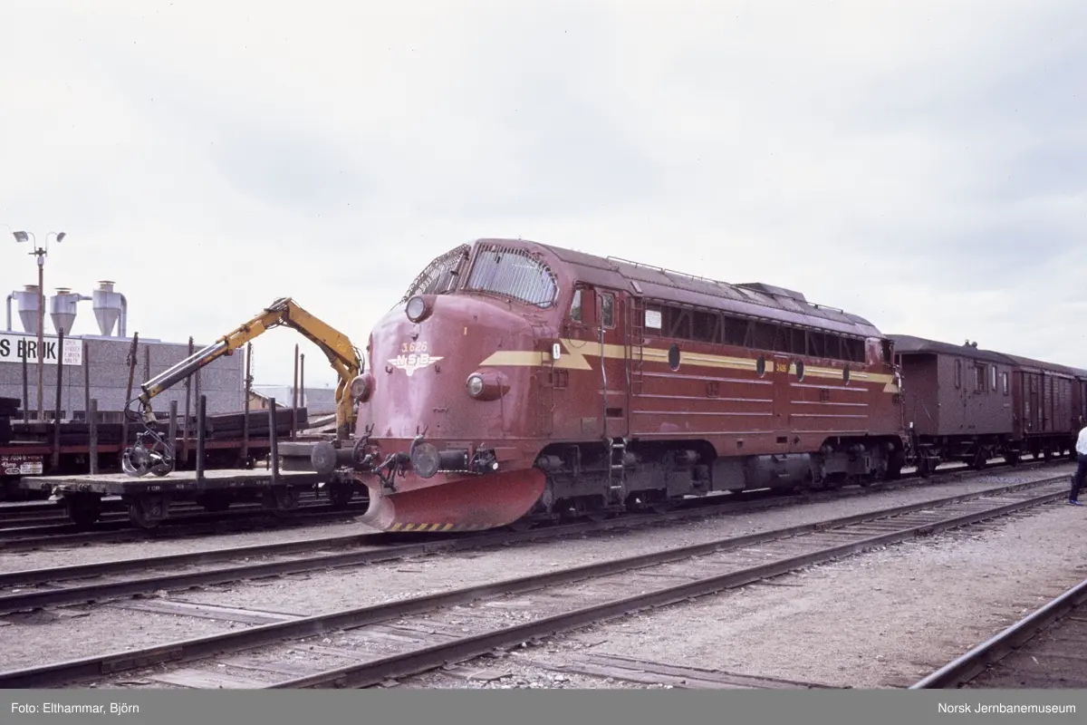 Diesellokomotiv Di 3 626 med godstog på Røros stasjon