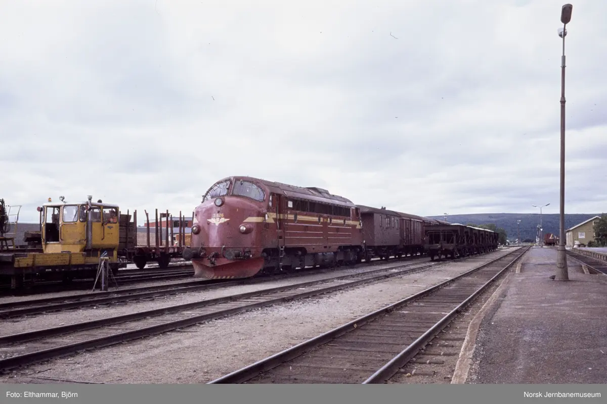 Diesellokomotiv Di 3 626 med godstog på Røros stasjon