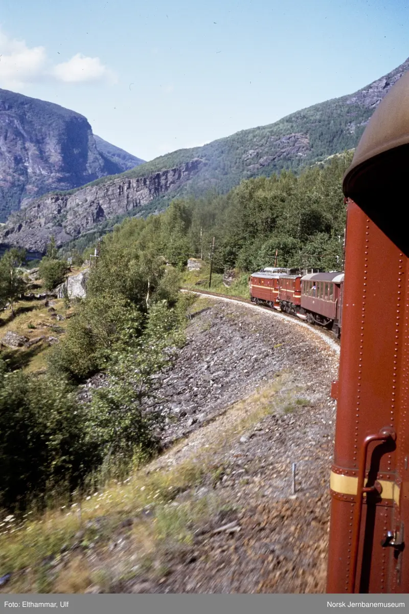Elektrisk lokomotiv El 11 2098 og El 9 med persontog på Flåmsbana