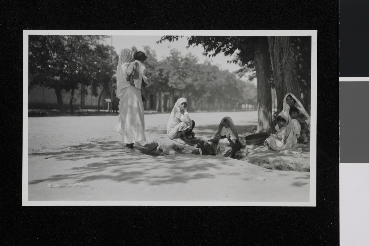 En gruppe kvinner vasker tepper i en av byens vannkanaler. Fotografi tatt av/ samlet inn av Elisabeth Meyer fra reise til Iran 1929.