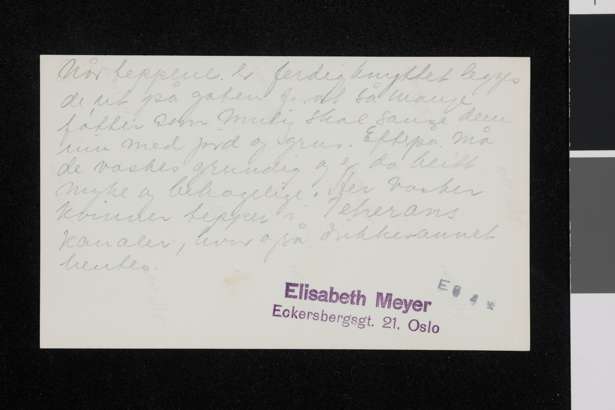 En gruppe kvinner vasker tepper i en av byens vannkanaler. Fotografi tatt av/ samlet inn av Elisabeth Meyer fra reise til Iran 1929.