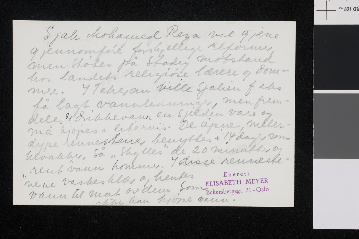 En gruppe kvinner vasker tepper i en av byens vannkanaler. Fotografi tatt av/ samlet inn av Elisabeth Meyer fra reise til Iran 1929.