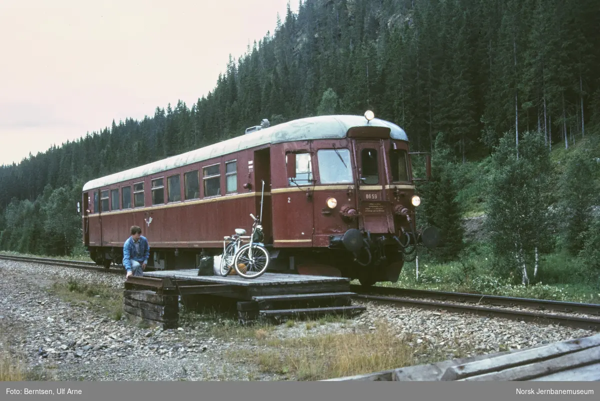 Dieselmotorvogn BM 86 59 på Eiterstraum holdeplass på Nordlandsbanen