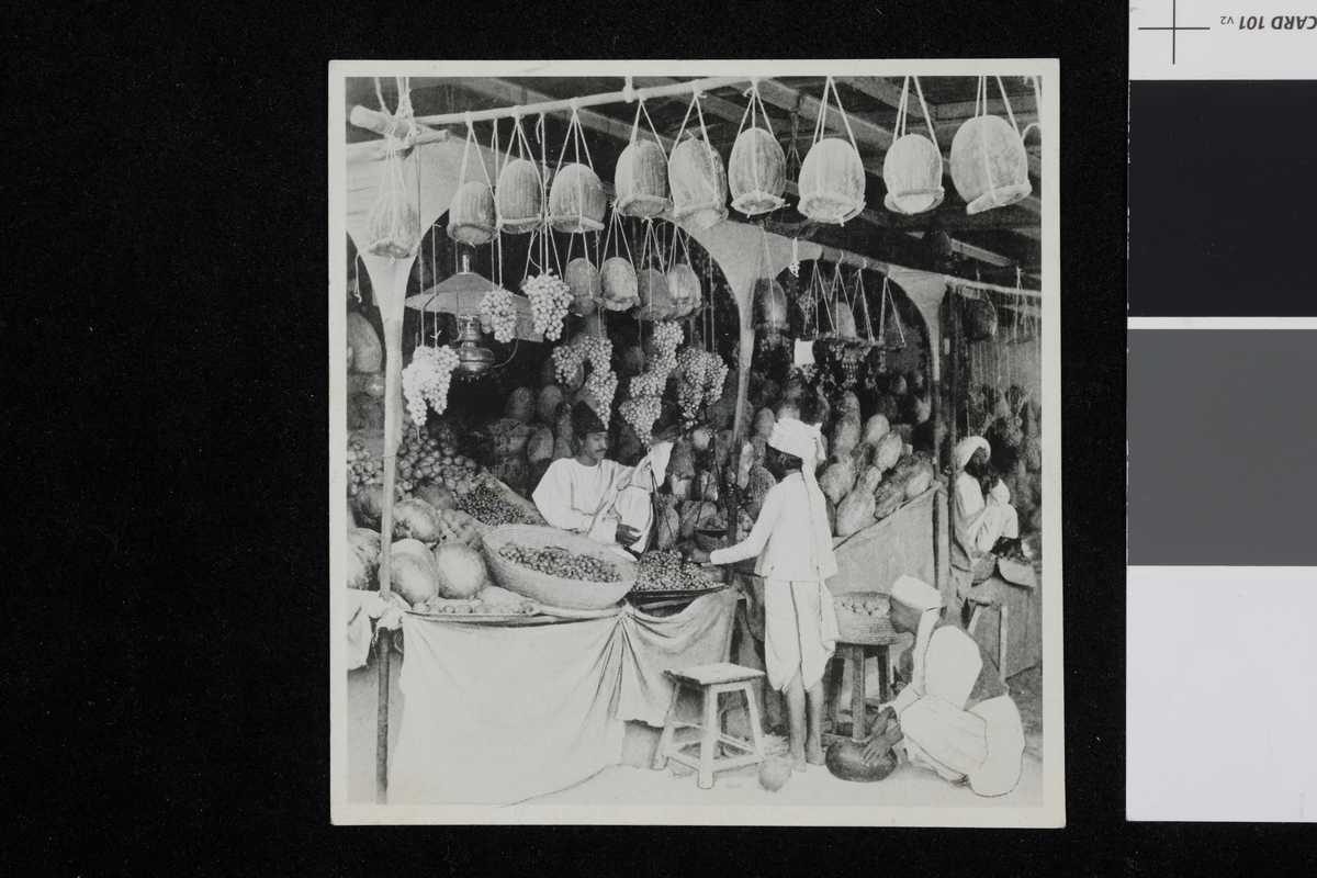 Frukthandler på marked. Fotografi tatt av/ samlet inn av Elisabeth Meyer fra reise til Iran 1929.