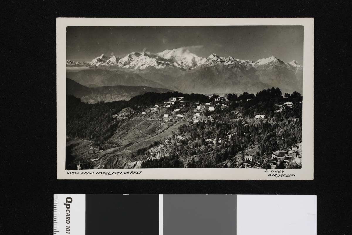 Landskap med fjell (Kanchanjunga), Sikkim. Fotografi samlet inn i forbindelse med Elisabeth Meyers reise til India 1932-33.