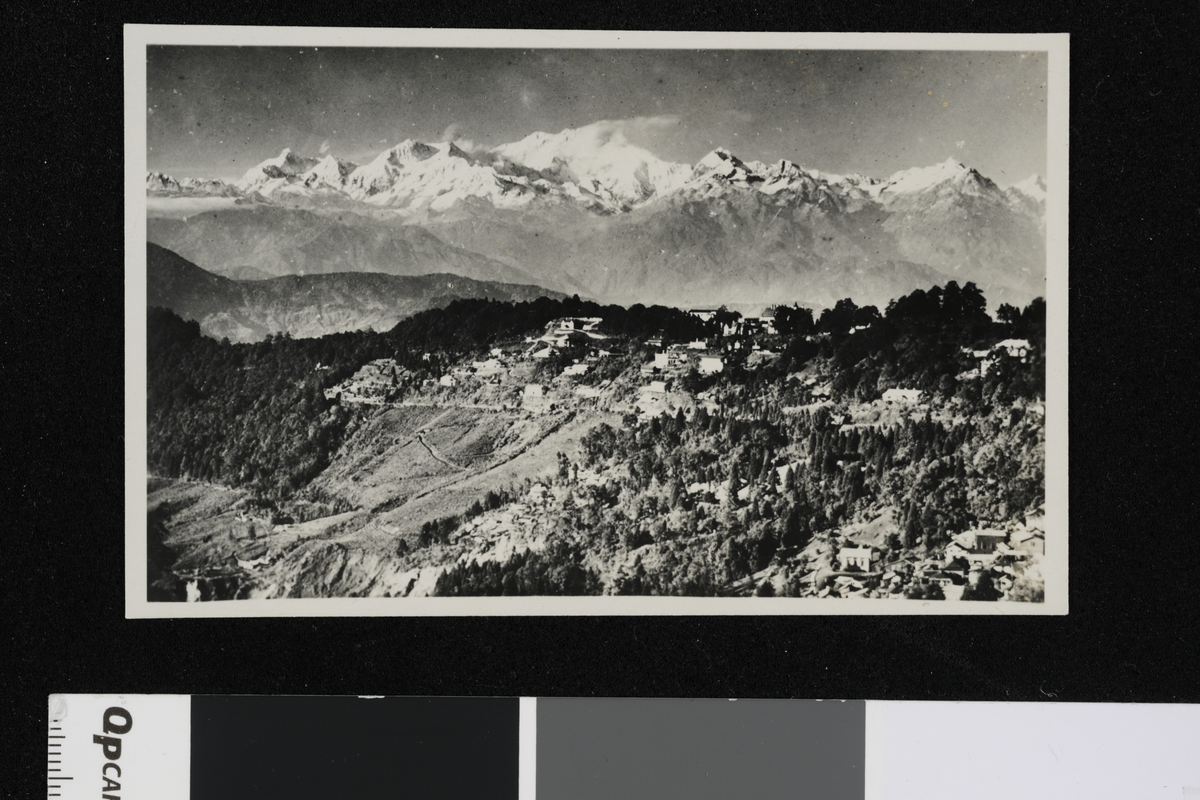 Landskap med fjell (Kanchanjunga), Sikkim. Fotografi samlet inn i forbindelse med Elisabeth Meyers reise til India 1932-33.