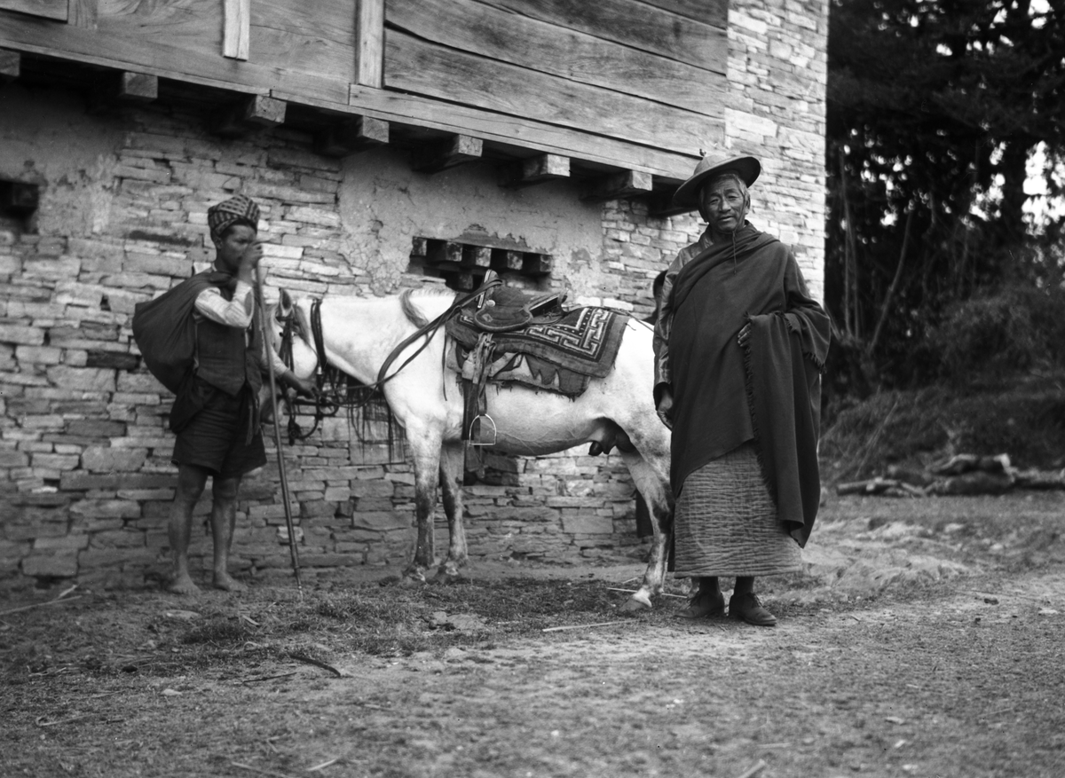 Tibetansk prest og en mann ved Pemayangtse klosteret i Sikkim. Fotografi tatt i forbindelse med Elisabeth Meyers reise til India 1932-33.