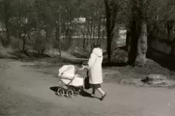 Ninnie Tobiasson (född Johansson 1937) promenerar nedför Kro