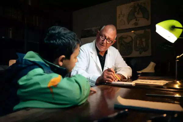 Lege fra gamle dager møter ung pasient fra vår tid.