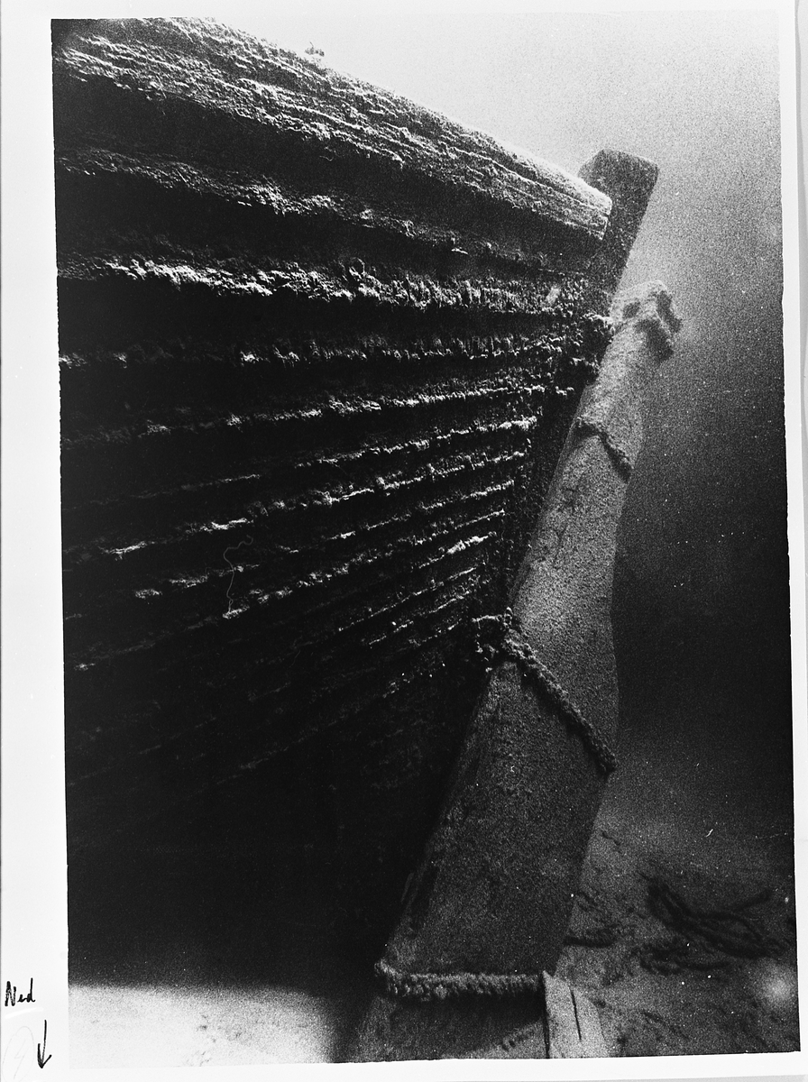 Seiljakta Vega under vann.  Bildet viser jaktas akterende med roret.
Vega sank ved Minnesund ca. 1915.