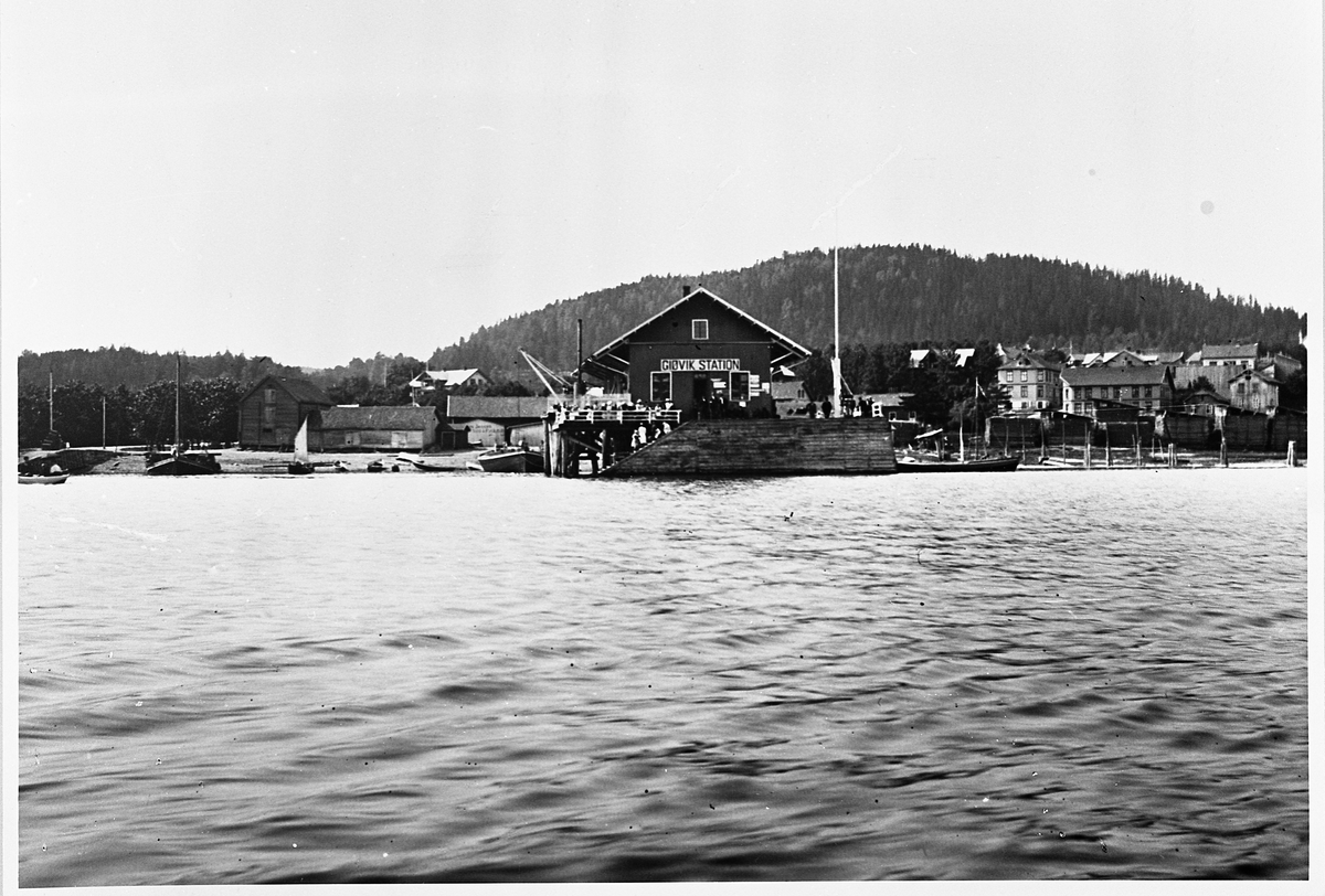 Bryggemiljø rundt pakkhuset på Gjøvik Brygge.
Vi ser to jakter og en lekter.