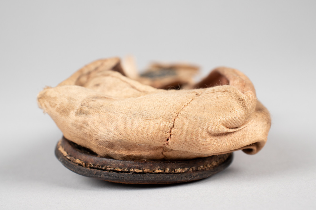 Rosa, håndsydd damesko eller tøffel i silke med spiss tå og flat lærsåle uten hæl. Dekorert med rosett med paljetter på rista.