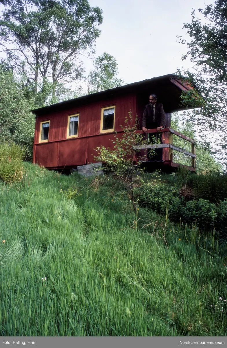 Vognkasse fra Nesttun-Osbanens personvogn CFo I, bygget Oldbury i 1894, her som hytte i Feråsen ved Steinsvik i Fana i Bergen kommune