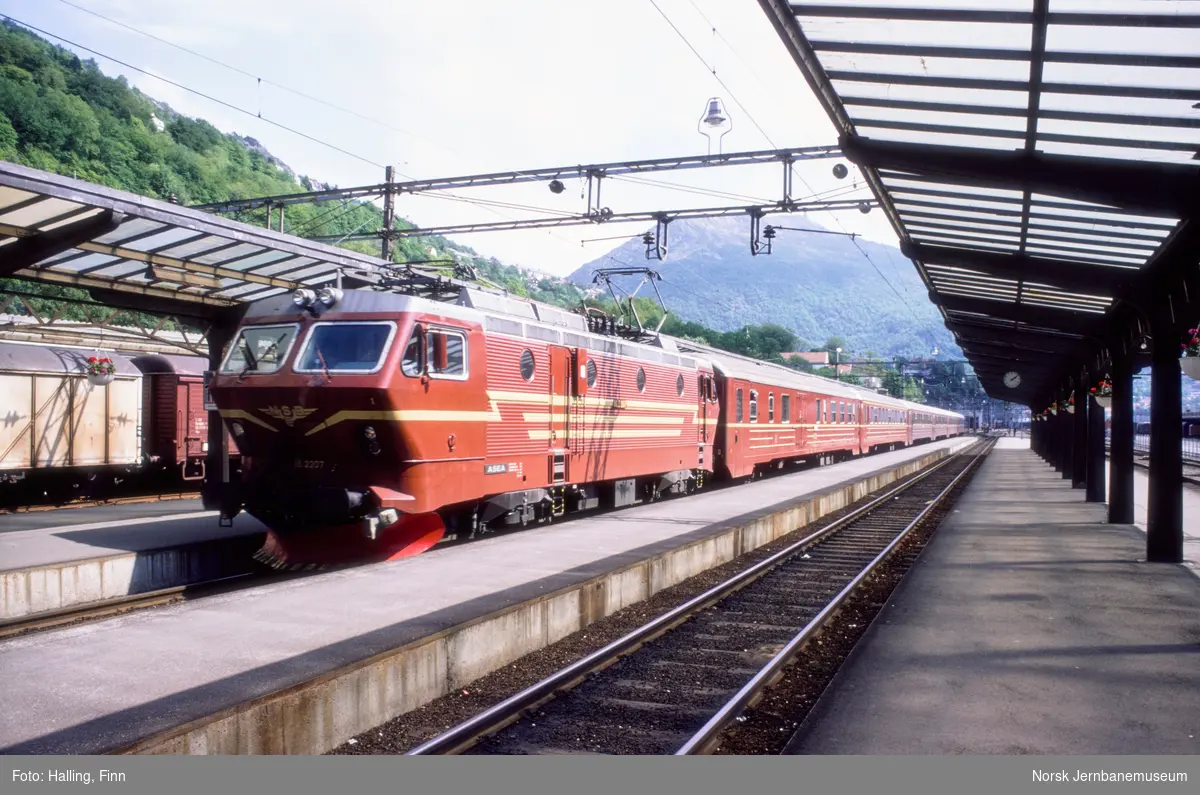 Elektrisk lokomotiv El 16 2207 med ekspresstog fra Oslo S, tog 61, på Bergen stasjon